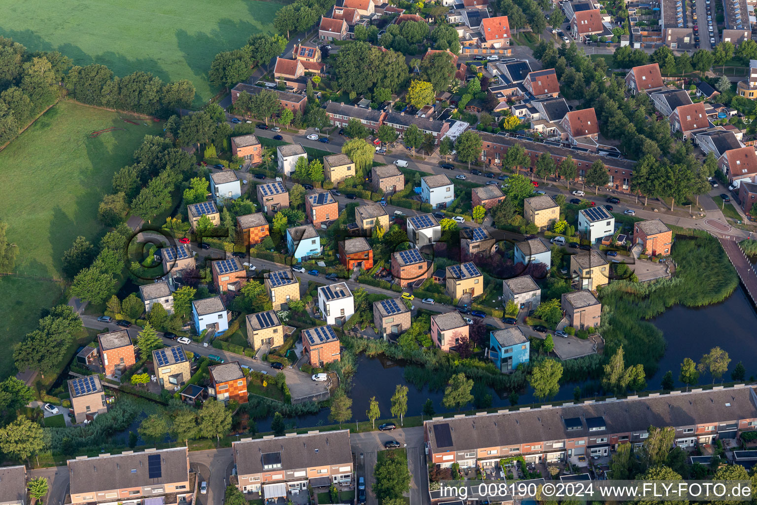 Vue aérienne de Quartier résidentiel avec des maisons individuelles colorées en forme de cube dans un lotissement unifamilial à la campagne au bord de l'eau à le quartier Eekmaat West in Enschede dans le département Overijssel, Pays-Bas