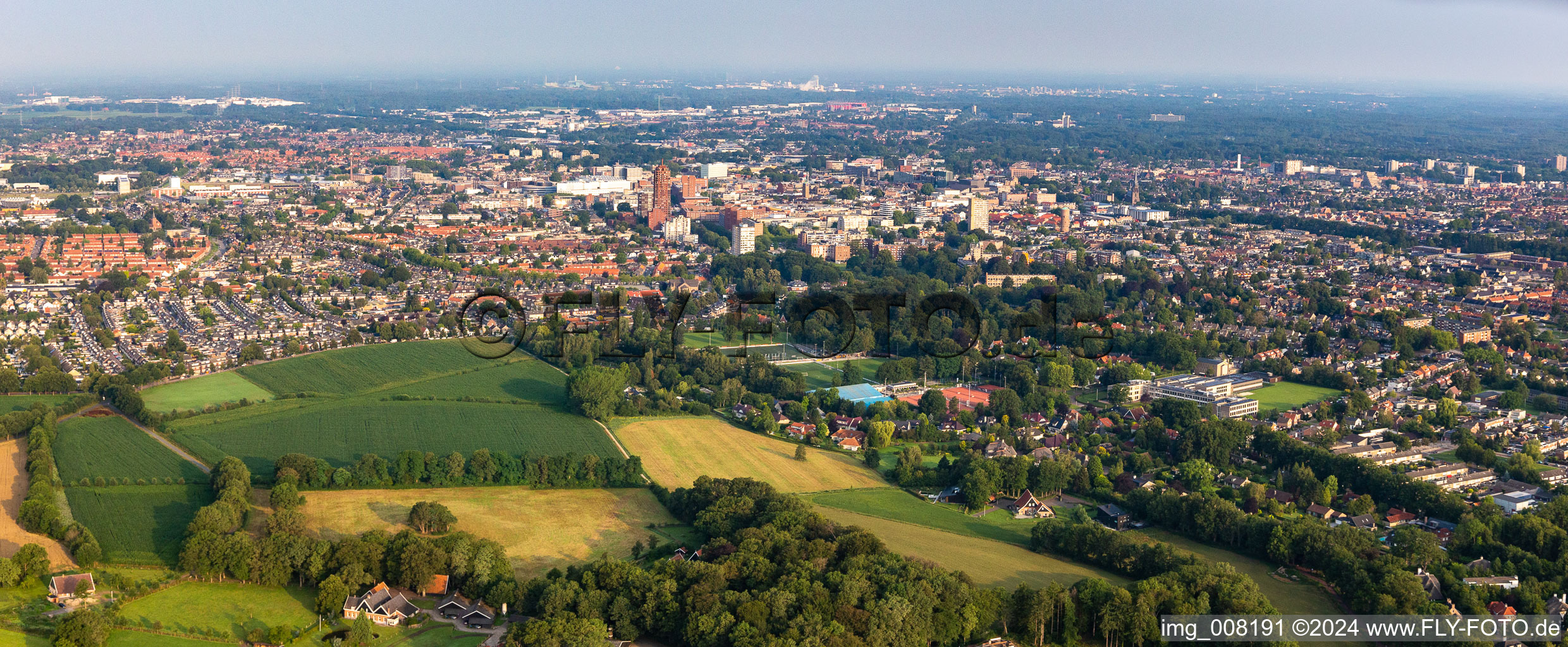 Vue aérienne de Zone urbaine avec périphérie et centre-ville à le quartier Binnensingelgebied in Enschede dans le département Overijssel, Pays-Bas