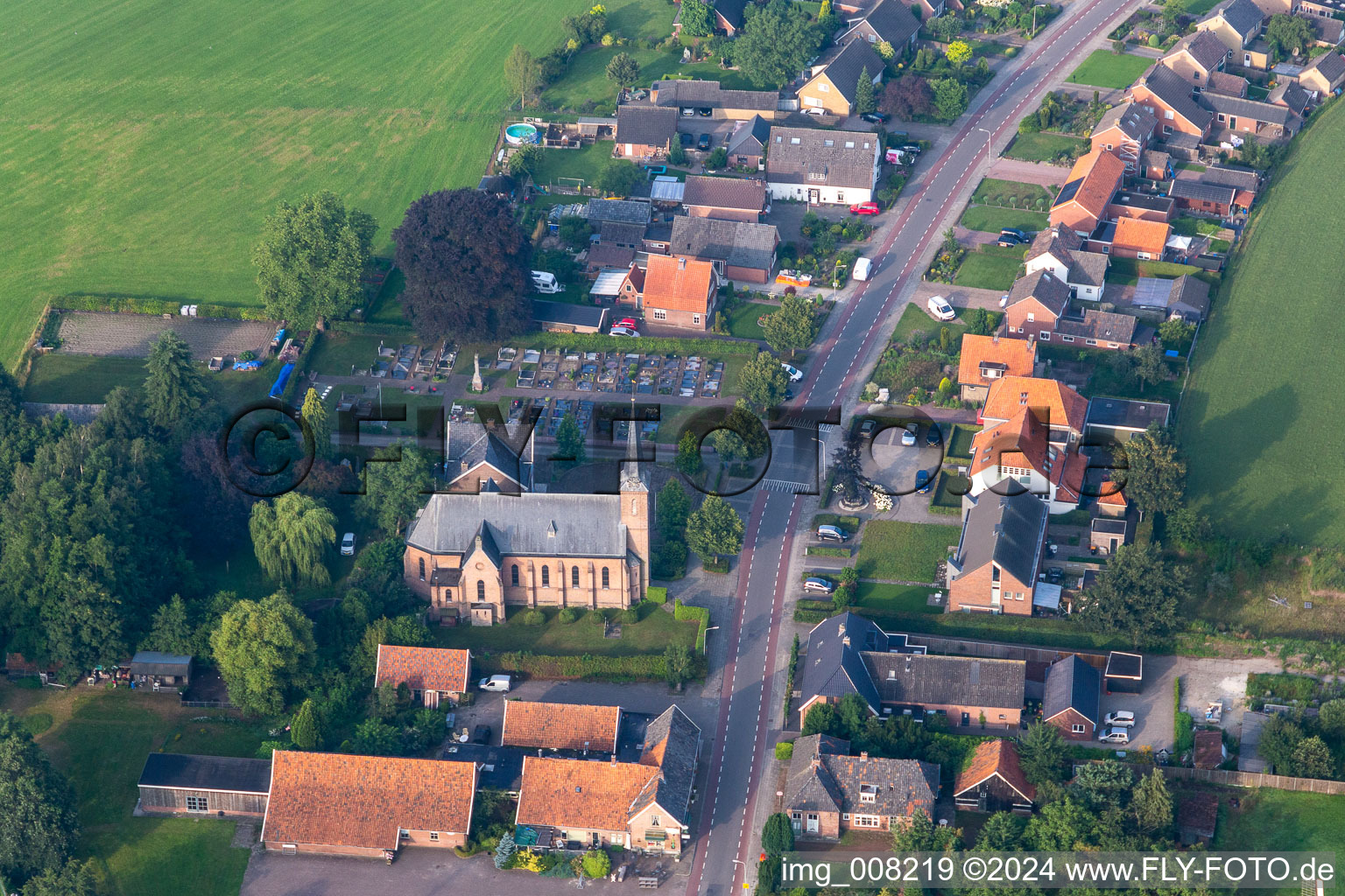 Vue aérienne de Marteliers de Gorcumkerk à Rekken dans le département Gueldre, Pays-Bas