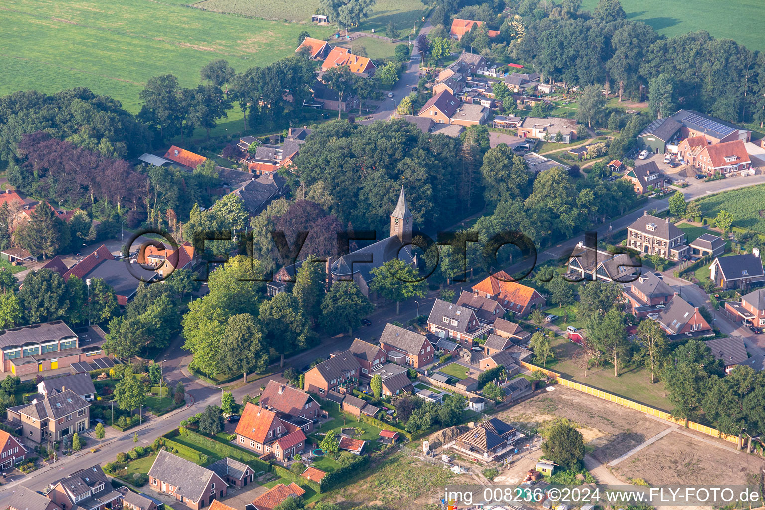 Vue aérienne de Johannes de Doperkerk à Winterswijk Meddo dans le département Gueldre, Pays-Bas