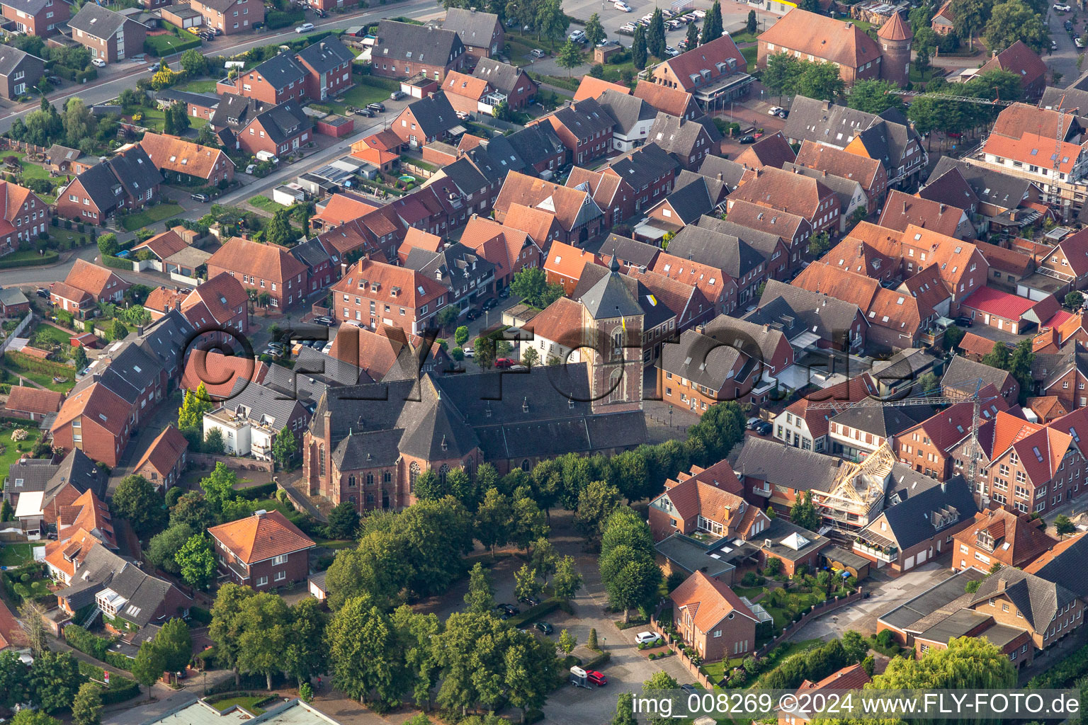 Vue oblique de Sainte-Walburge à le quartier Ramsdorf in Velen dans le département Rhénanie du Nord-Westphalie, Allemagne