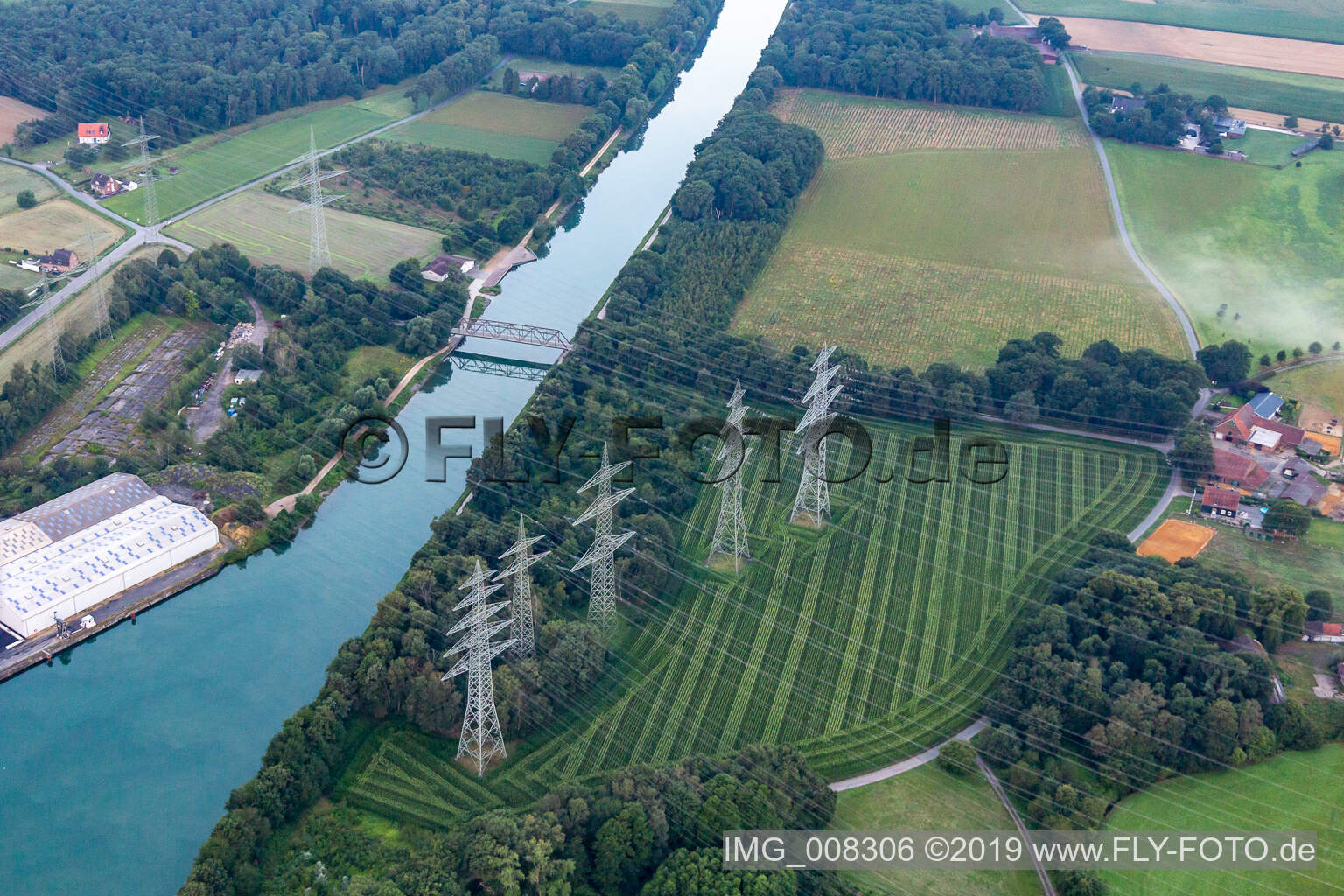 Vue aérienne de Des lignes à haute tension traversent le canal Wesel-Datteln à Marl dans le département Rhénanie du Nord-Westphalie, Allemagne