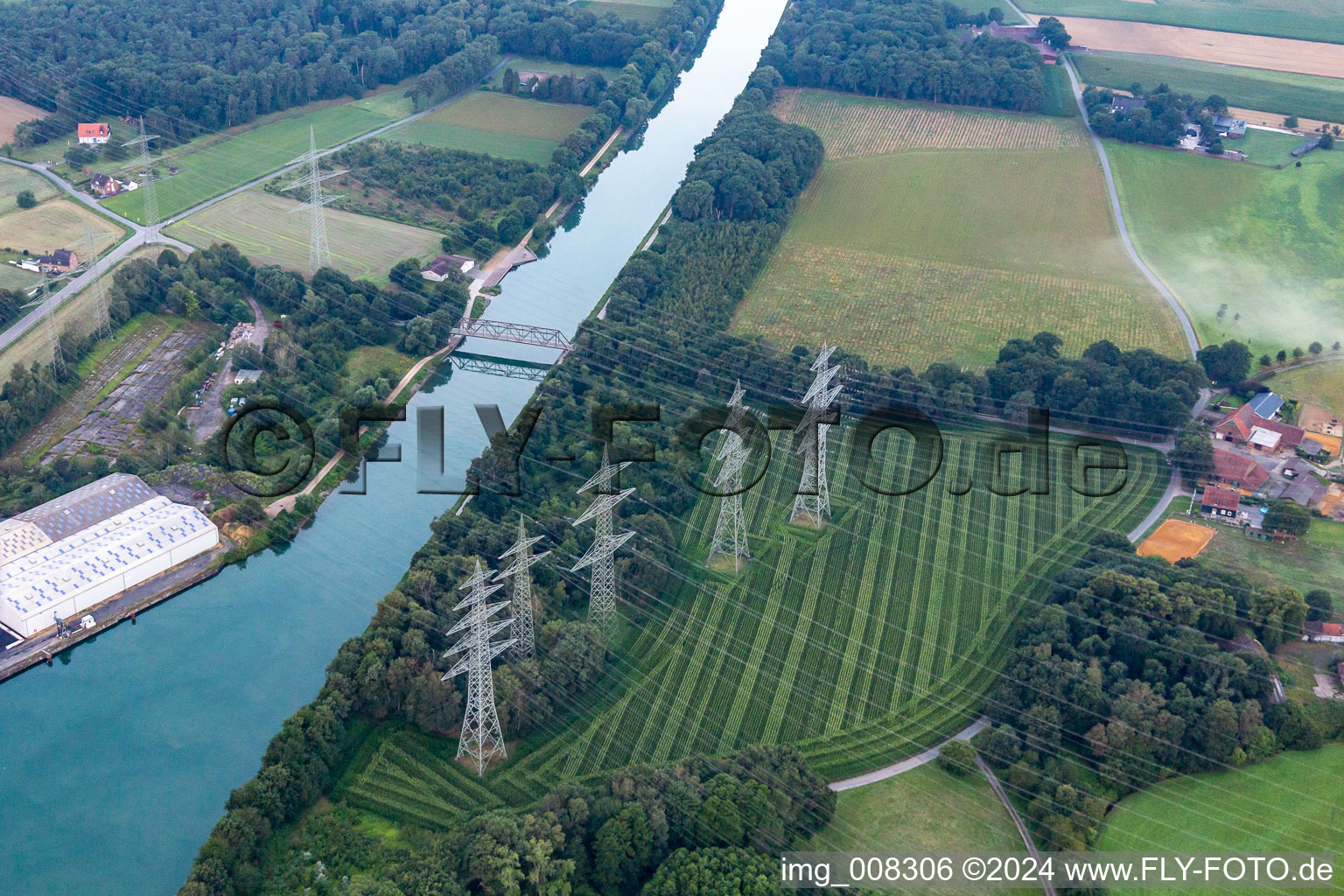 Vue aérienne de Des lignes à haute tension traversent le canal Wesel-Datteln à le quartier Brassert in Marl dans le département Rhénanie du Nord-Westphalie, Allemagne