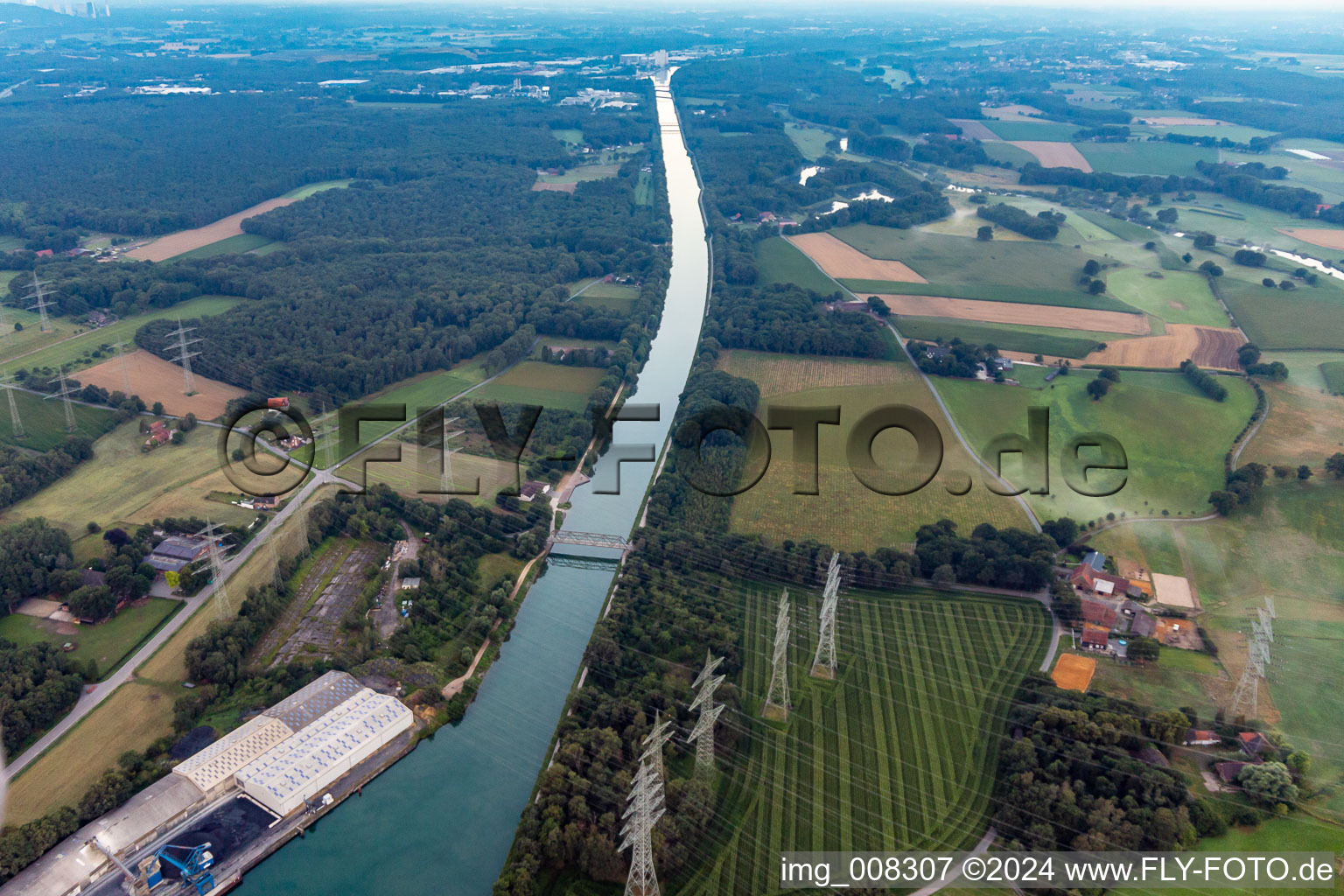 Vue aérienne de Des lignes à haute tension traversent le tracé du canal et les berges de la voie navigable du canal Wesel-Datteln. à le quartier Brassert in Marl dans le département Rhénanie du Nord-Westphalie, Allemagne