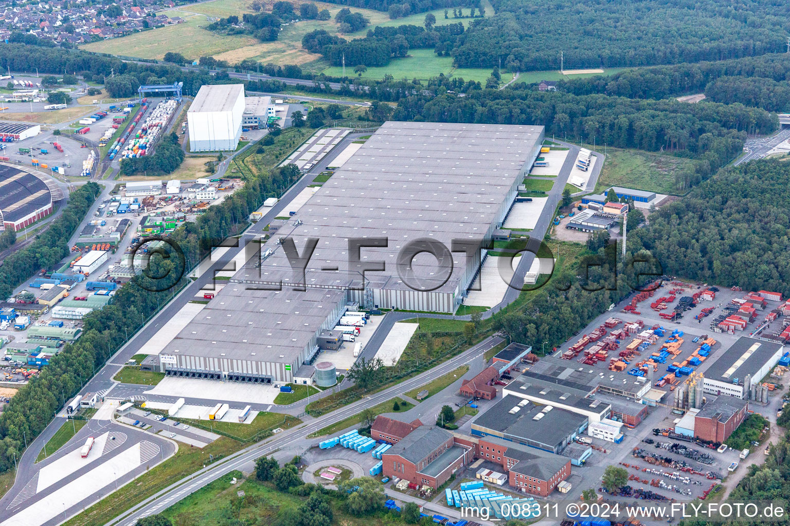 Vue aérienne de Ensemble immobilier et site du centre logistique "Metro Central Logistic à le quartier Chemiezone in Marl dans le département Rhénanie du Nord-Westphalie, Allemagne