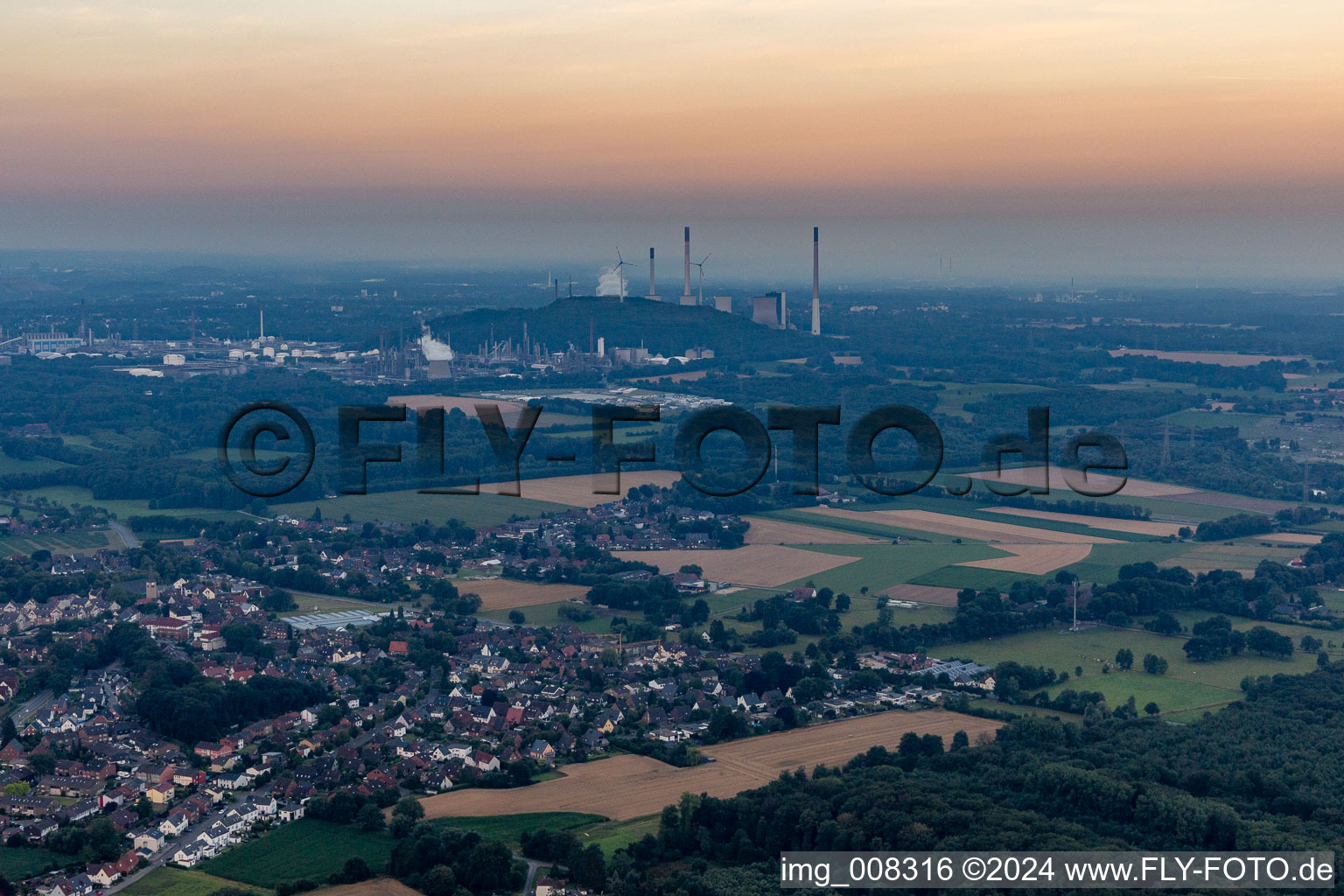 Vue aérienne de Ruhr Oel GmbH, parc éolien Halde Oberscholven, centrales électriques Uniper à le quartier Scholven in Gelsenkirchen dans le département Rhénanie du Nord-Westphalie, Allemagne