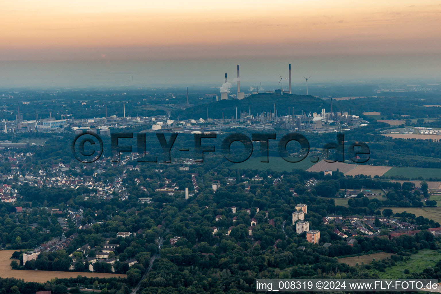 Vue aérienne de Ruhr Oel GmbH, parc éolien Halde Oberscholven, centrales électriques Uniper à le quartier Scholven in Gelsenkirchen dans le département Rhénanie du Nord-Westphalie, Allemagne