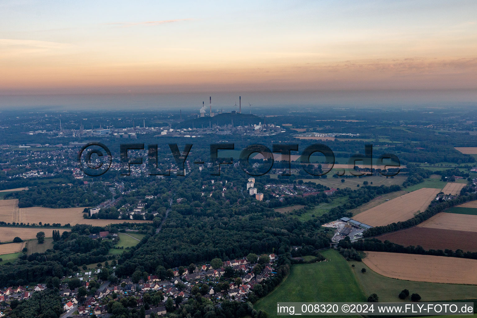 Photographie aérienne de Ruhr Oel GmbH, parc éolien Halde Oberscholven, centrales électriques Uniper à le quartier Scholven in Gelsenkirchen dans le département Rhénanie du Nord-Westphalie, Allemagne