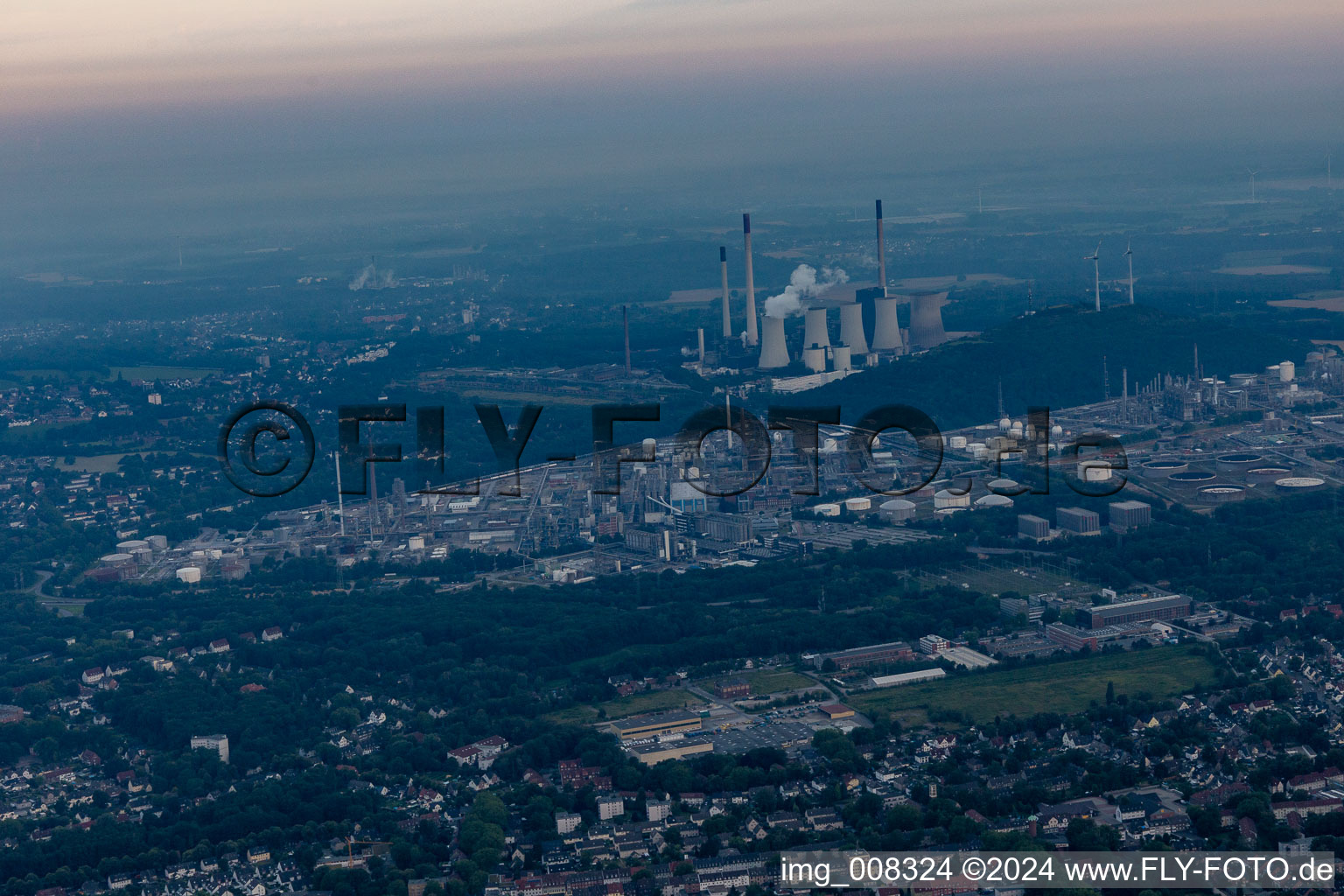 Vue oblique de Ruhr Oel GmbH, parc éolien Halde Oberscholven, centrales électriques Uniper à le quartier Scholven in Gelsenkirchen dans le département Rhénanie du Nord-Westphalie, Allemagne