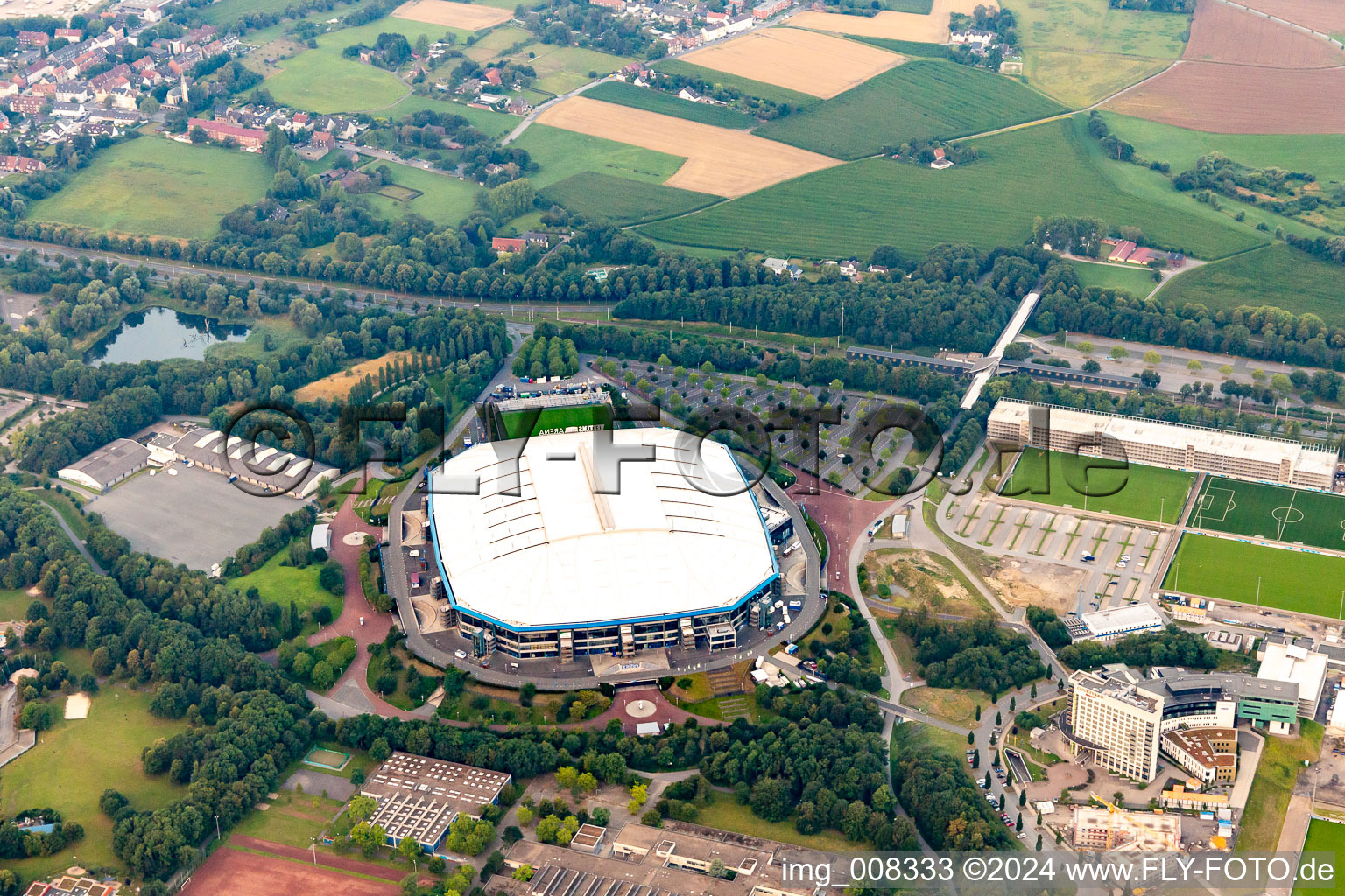 Vue aérienne de Stade de football Veltins-Arena à Schalke du club Schalke 04 Le toit de l'arène est ouvert. à le quartier Erle in Gelsenkirchen dans le département Rhénanie du Nord-Westphalie, Allemagne