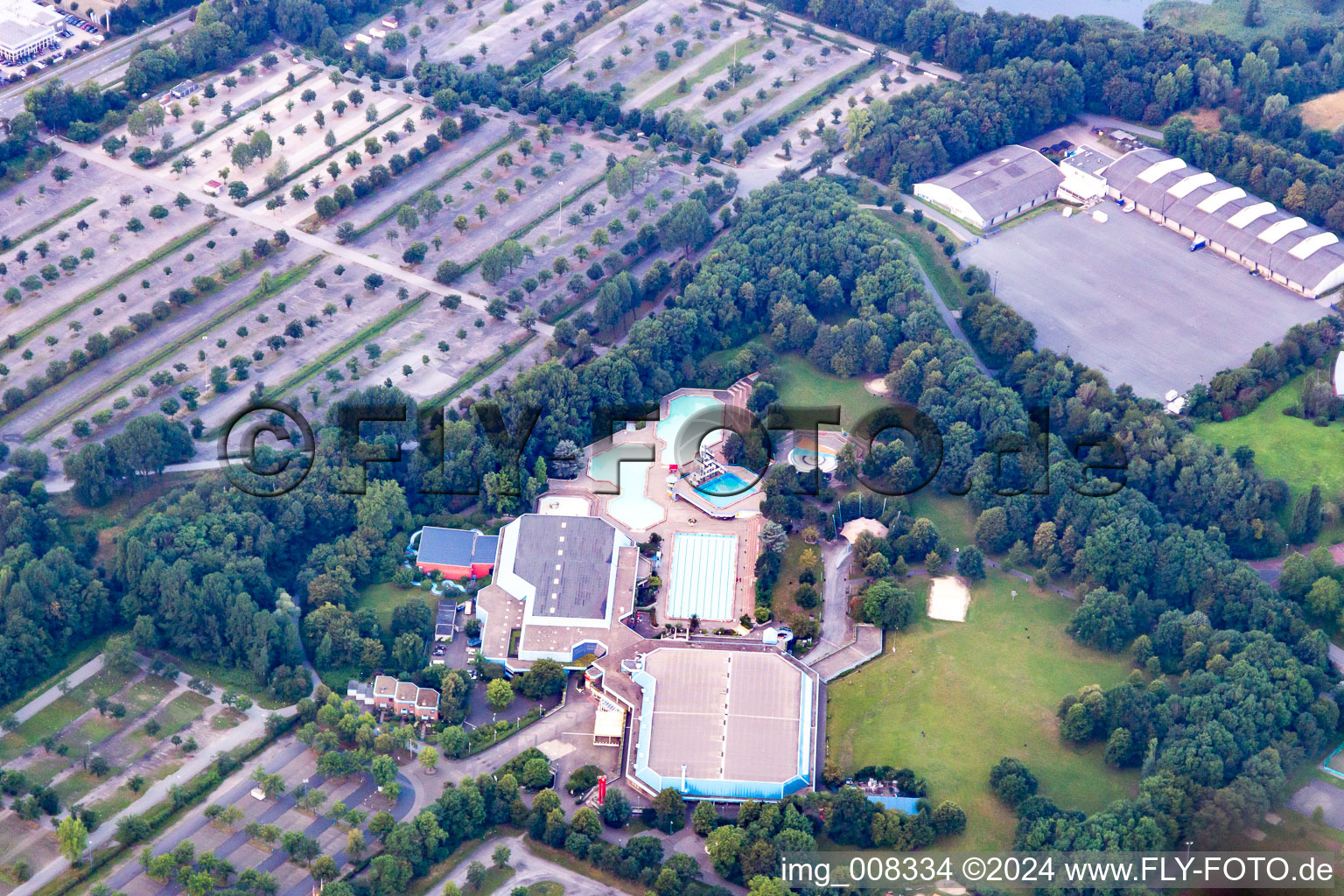 Vue aérienne de Paradis du sport. Piscine couverte Gelsenkirchen-Horst à le quartier Erle-Berger Feld in Gelsenkirchen dans le département Rhénanie du Nord-Westphalie, Allemagne