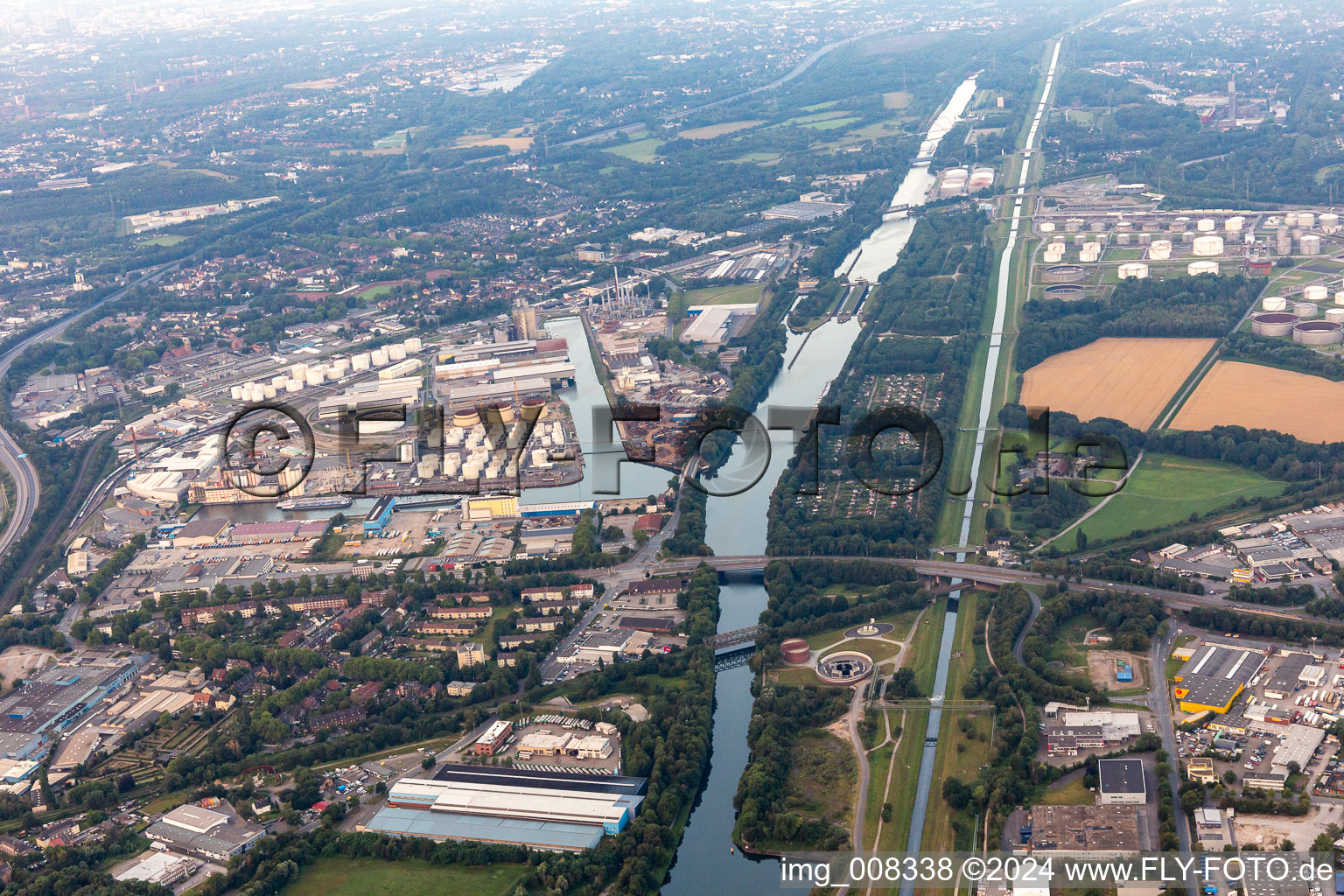 Vue aérienne de TransTank au port de la ville Gelsenkirchen à le quartier Schalke in Gelsenkirchen dans le département Rhénanie du Nord-Westphalie, Allemagne