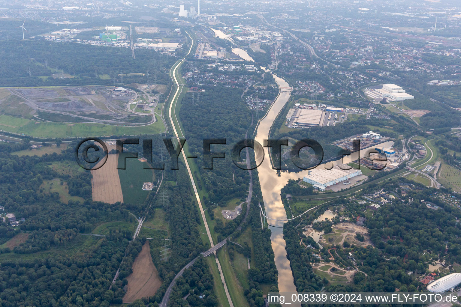 Vue aérienne de Canal Emscher et Rhin-Herne à Gelsenkirchen dans le département Rhénanie du Nord-Westphalie, Allemagne