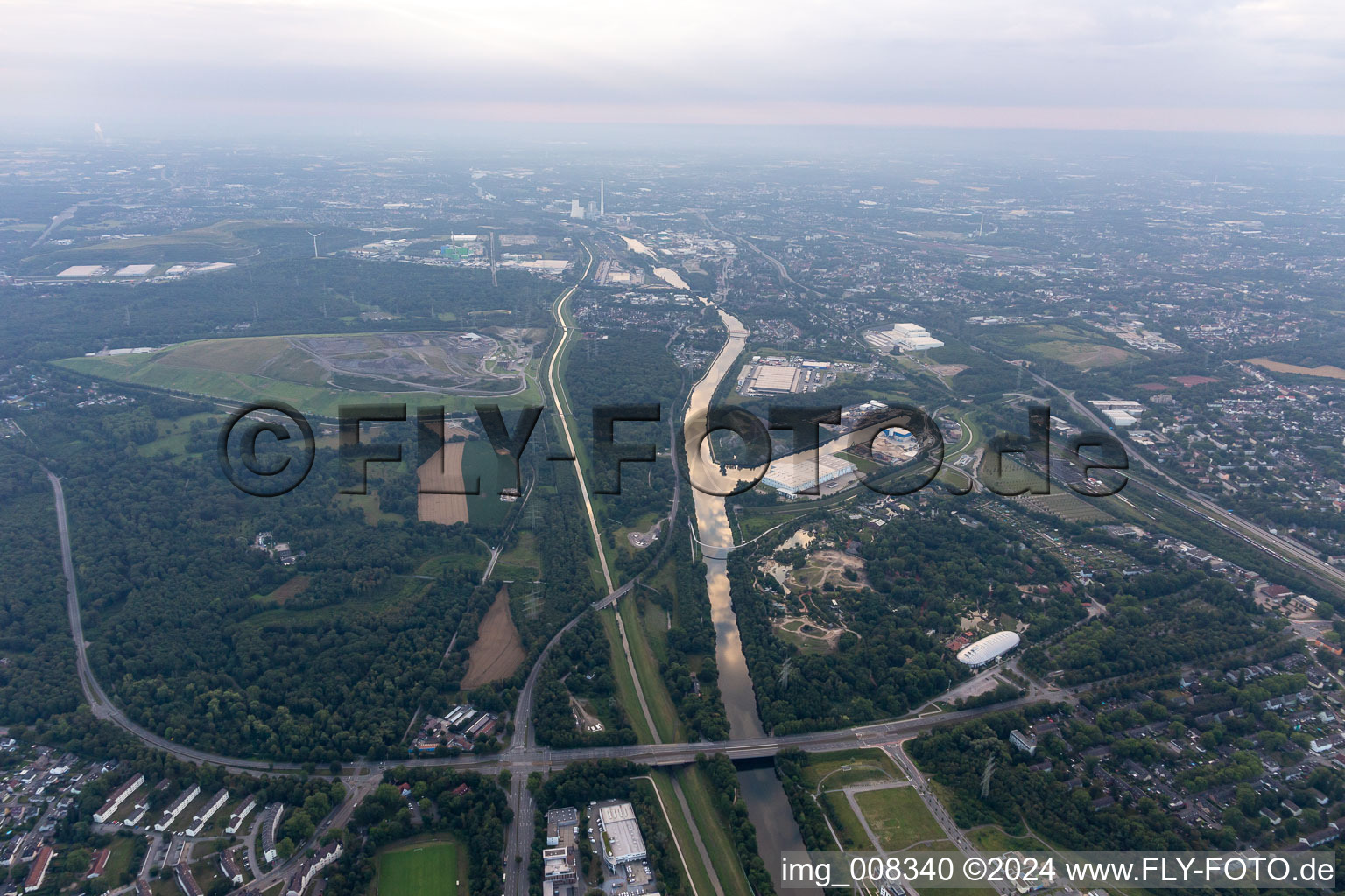 Vue aérienne de Canal Emscher et Rhin-Herne à le quartier Bismarck in Gelsenkirchen dans le département Rhénanie du Nord-Westphalie, Allemagne