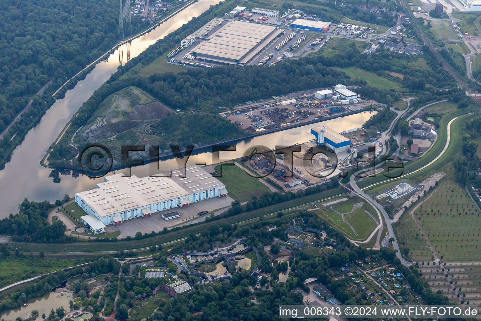 Vue aérienne de Tata Steel sur le canal Rhin-Herne à le quartier Bismarck in Gelsenkirchen dans le département Rhénanie du Nord-Westphalie, Allemagne