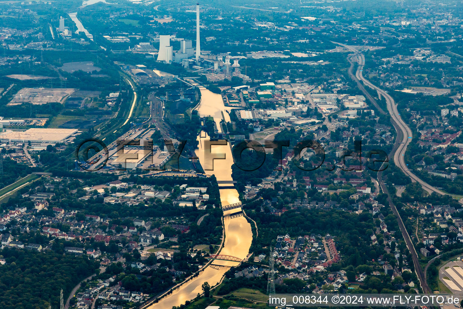 Vue aérienne de Canal du Rhin Herne avec ancienne écluse de Wanne-Eickel et centrale thermique STEAG Herne à le quartier Unser Fritz in Herne dans le département Rhénanie du Nord-Westphalie, Allemagne