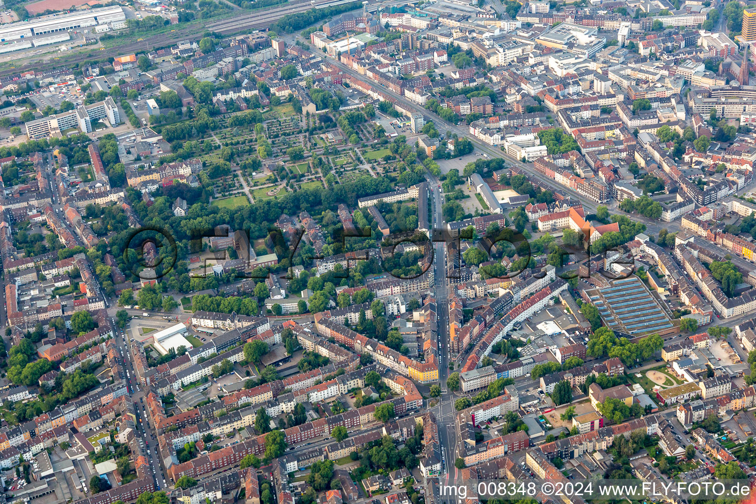 Vue aérienne de Cimetière de la vieille ville à le quartier Schalke in Gelsenkirchen dans le département Rhénanie du Nord-Westphalie, Allemagne