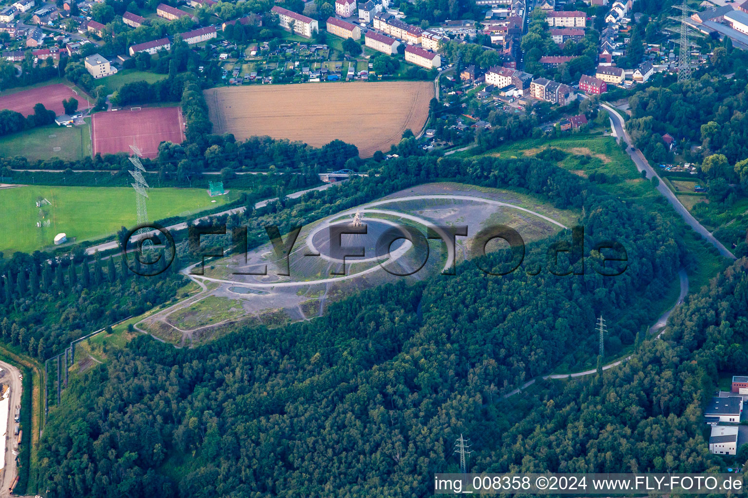 Vue aérienne de Zone de remise en culture avec les collines de l'ancienne décharge minière de Rheinelbe et l'actuelle zone de randonnée dans le quartier d'Ückendorf à Gelsenkirchen dans le département Rhénanie du Nord-Westphalie, Allemagne