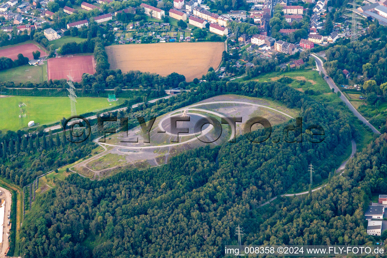 Vue aérienne de Zone de remise en culture avec collines de l'ancienne décharge minière de Rheinelbe et zone de randonnée actuelle à le quartier Ückendorf in Gelsenkirchen dans le département Rhénanie du Nord-Westphalie, Allemagne