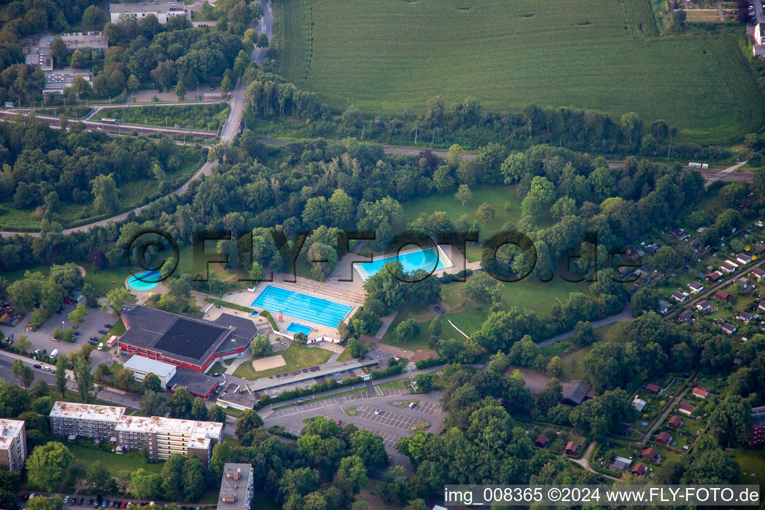 Vue aérienne de Bain et sport Oststadt à le quartier Freisenbruch in Essen dans le département Rhénanie du Nord-Westphalie, Allemagne