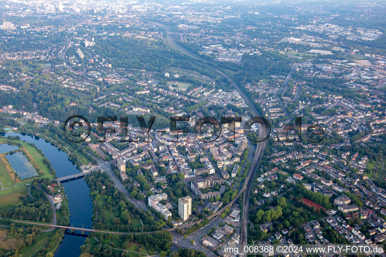 Vue aérienne de Sur la Ruhr à le quartier Steele in Essen dans le département Rhénanie du Nord-Westphalie, Allemagne