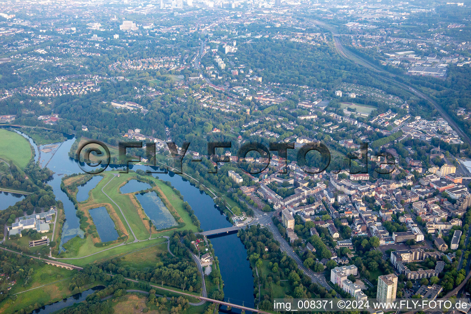 Vue aérienne de Boucle courbe des zones riveraines du coude de la Ruhr de la péninsule de la Ruhr, cours de la rivière Überruhr à le quartier Bergerhausen in Essen dans le département Rhénanie du Nord-Westphalie, Allemagne