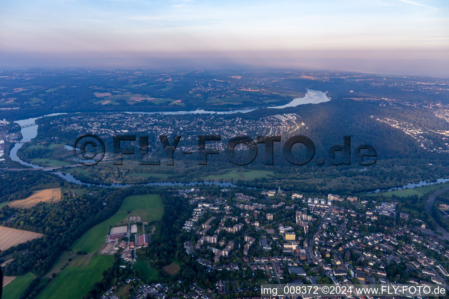 Vue aérienne de Boucle courbe des zones riveraines de l'arc de la Ruhr de la péninsule de la Ruhr, île fluviale d'Überruhr à le quartier Überruh-Hinsel in Essen dans le département Rhénanie du Nord-Westphalie, Allemagne