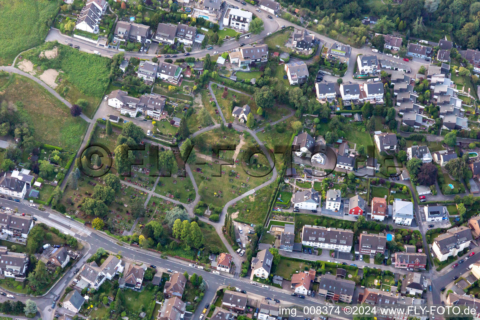 Vue aérienne de Cimetière à le quartier Kupferdreh in Essen dans le département Rhénanie du Nord-Westphalie, Allemagne