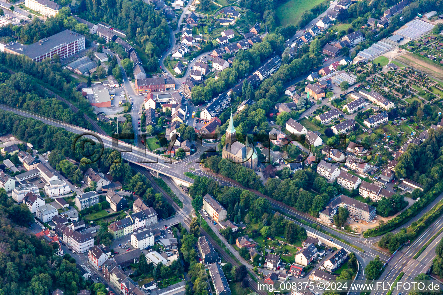 Vue aérienne de Bâtiment de l'église de la naissance de Sainte Marie sur l'A44 à le quartier Kupferdreh in Essen dans le département Rhénanie du Nord-Westphalie, Allemagne