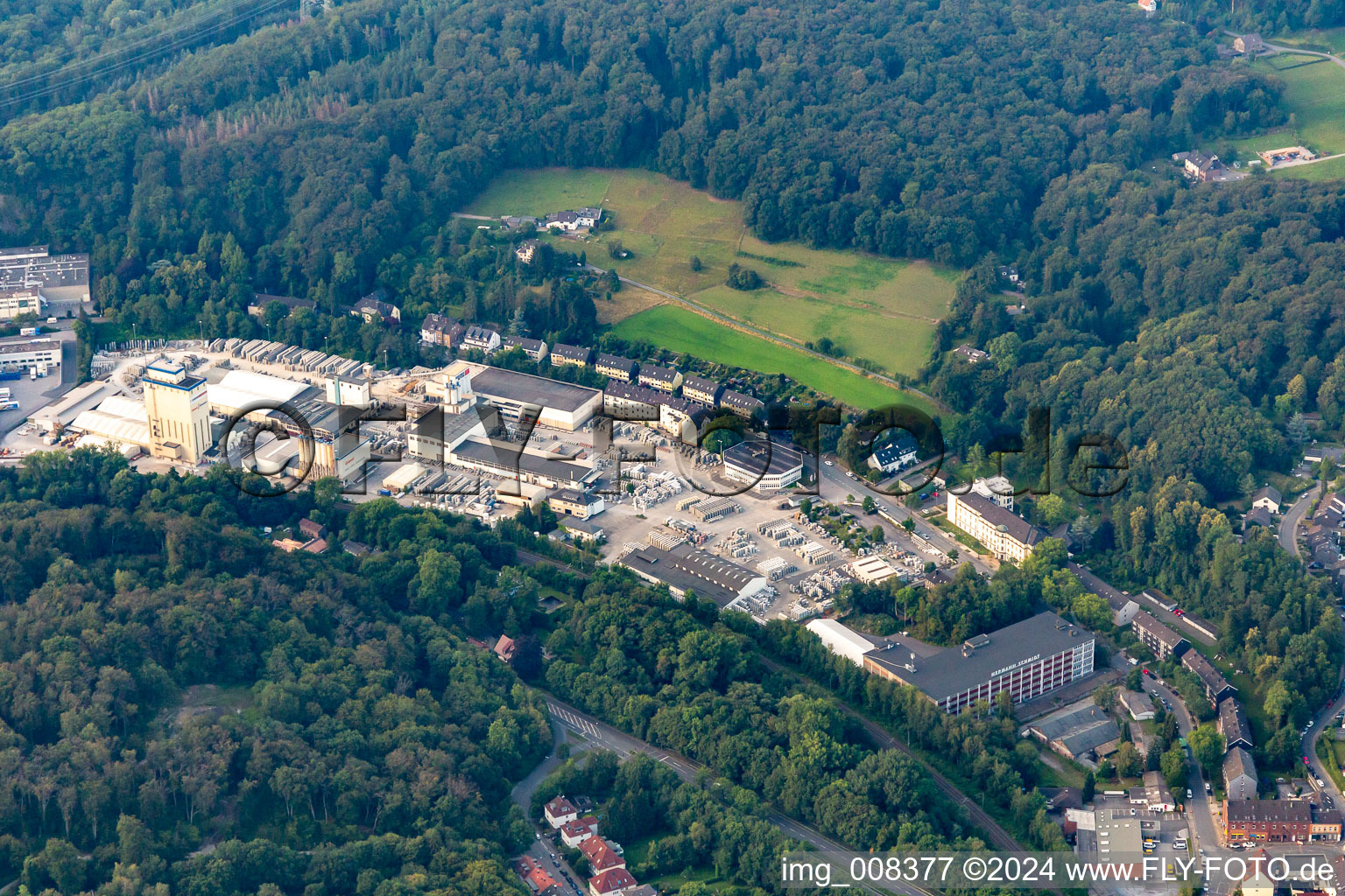 Vue aérienne de Hermann Schmidt, technologie radio et entraînement Ansonic, Berding Beton, Fleischhof Rasting à le quartier Kupferdreh in Essen dans le département Rhénanie du Nord-Westphalie, Allemagne