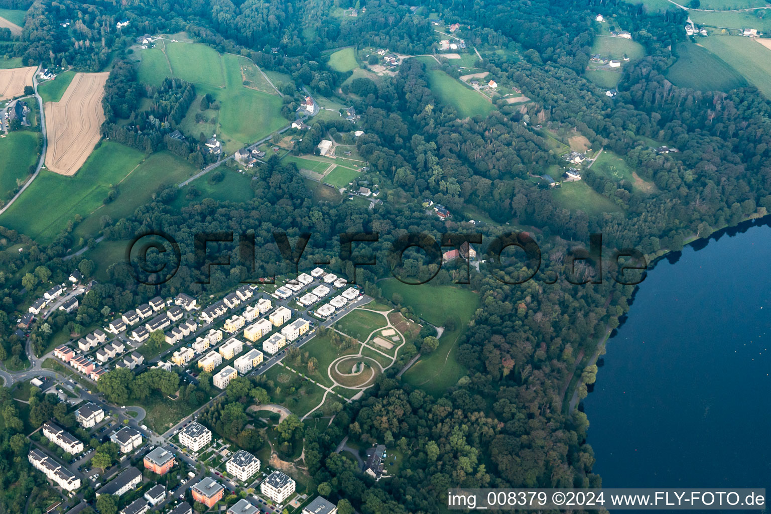 Vue aérienne de Aire de jeux Kupferdreh Dilldorfer Höhe au-dessus du lac Baldeney à le quartier Kupferdreh in Essen dans le département Rhénanie du Nord-Westphalie, Allemagne