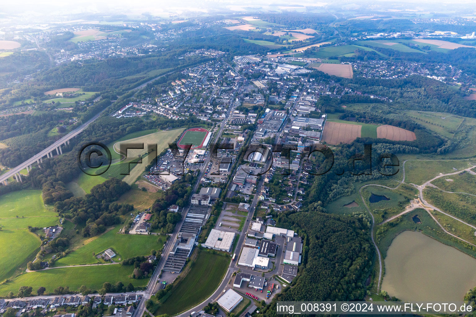 Vue aérienne de Zone industrielle Neviges à le quartier Neviges in Velbert dans le département Rhénanie du Nord-Westphalie, Allemagne