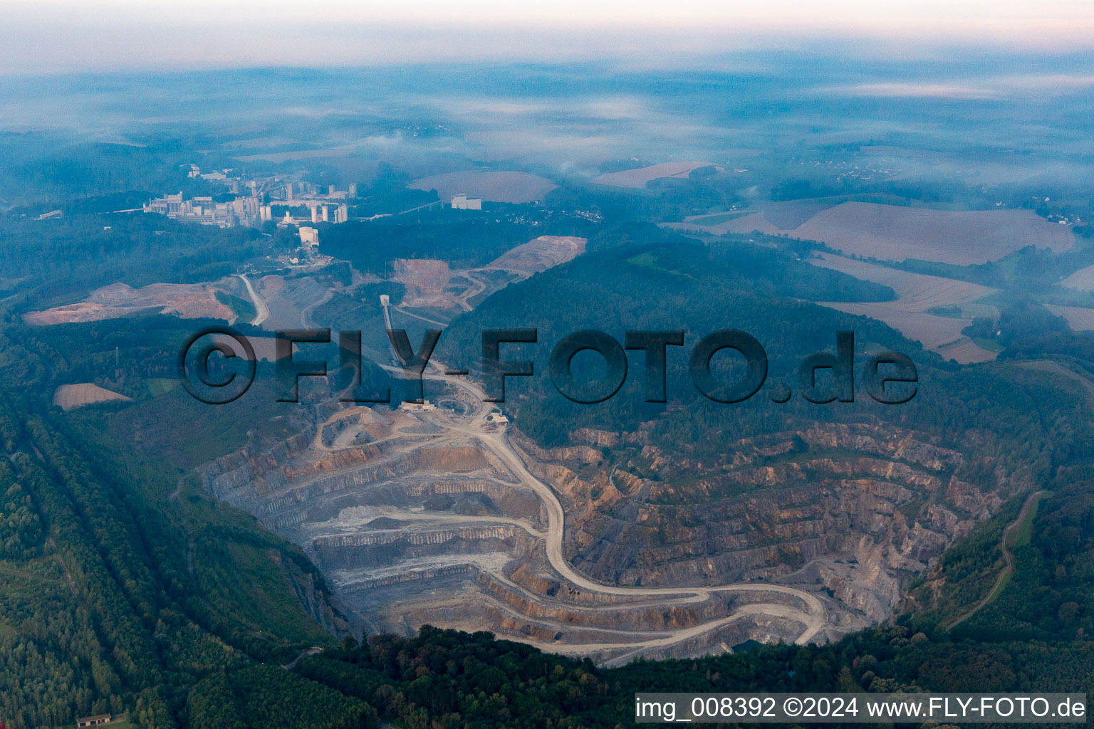 Vue aérienne de Mine à ciel ouvert Rütkausen de l'usine Lhoist Rheinkalk à Flandersbach à Wülfrath dans le département Rhénanie du Nord-Westphalie, Allemagne