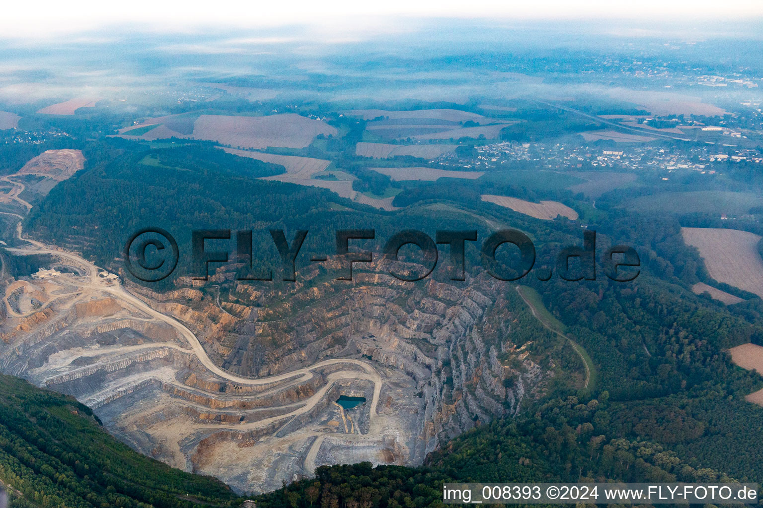 Vue aérienne de Mine à ciel ouvert Rütkausen de l'usine Lhoist Rheinkalk à Flandersbach à Wülfrath dans le département Rhénanie du Nord-Westphalie, Allemagne