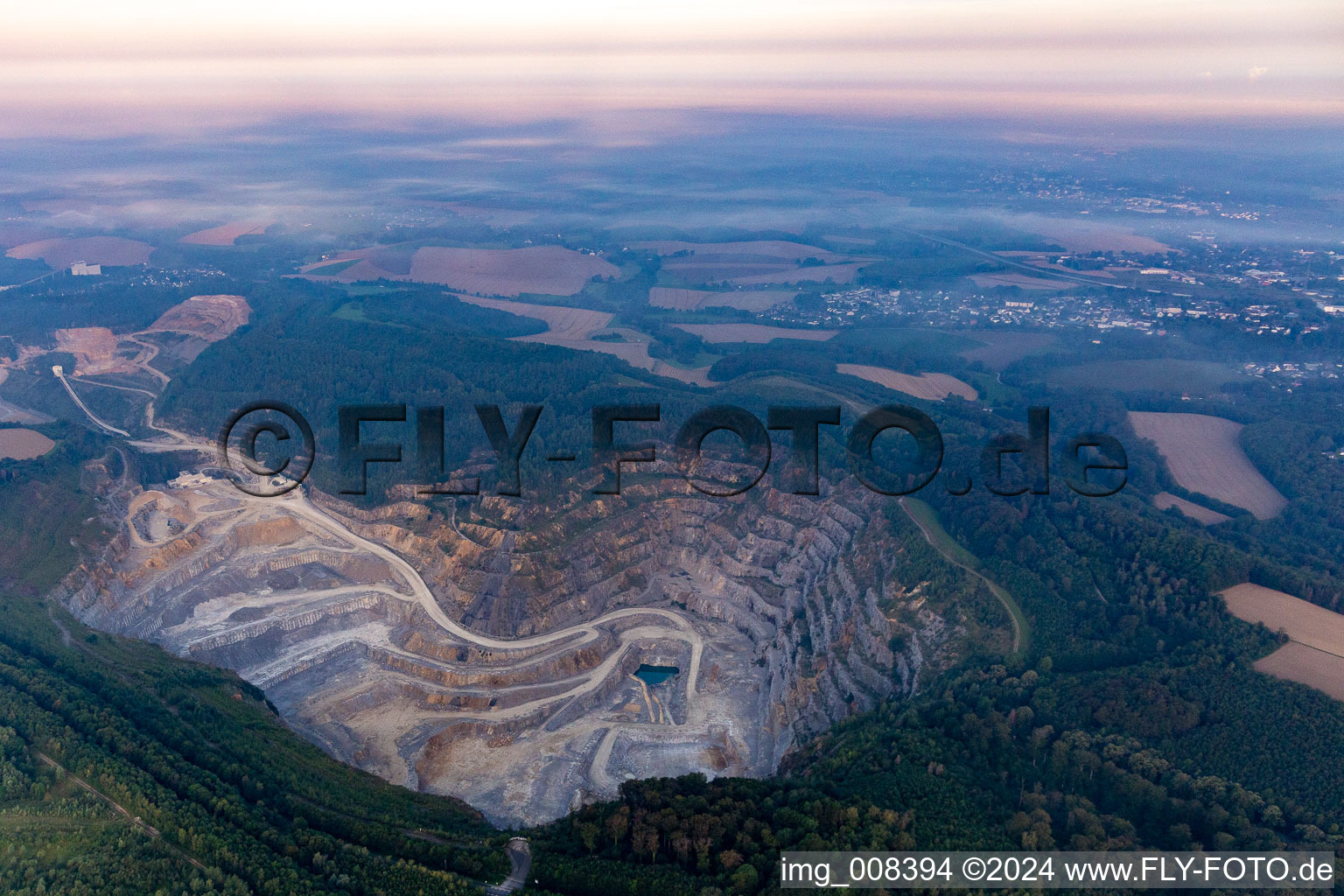 Vue aérienne de Mine à ciel ouvert Rütkausen de l'usine Lhoist Rheinkalk à Flandersbach à le quartier Rützkausen in Wülfrath dans le département Rhénanie du Nord-Westphalie, Allemagne