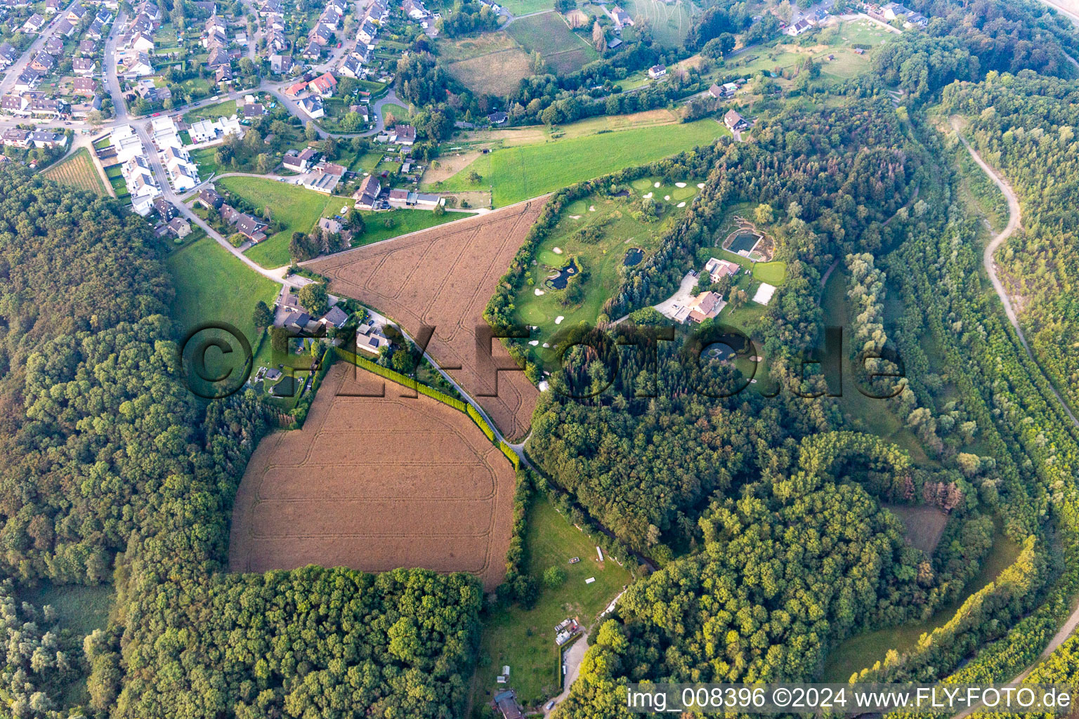 Vue aérienne de Terrain de golf Hinkelsteinwiese à le quartier Neviges in Velbert dans le département Rhénanie du Nord-Westphalie, Allemagne