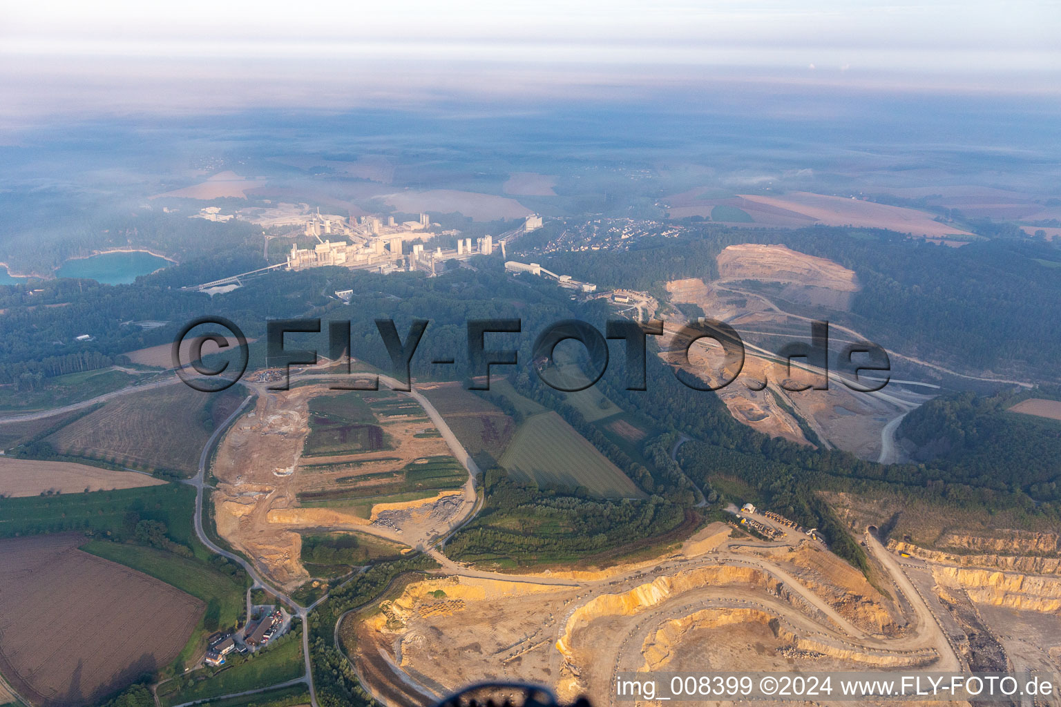 Vue oblique de Mine à ciel ouvert Rütkausen de l'usine Lhoist Rheinkalk à Flandersbach à Wülfrath dans le département Rhénanie du Nord-Westphalie, Allemagne