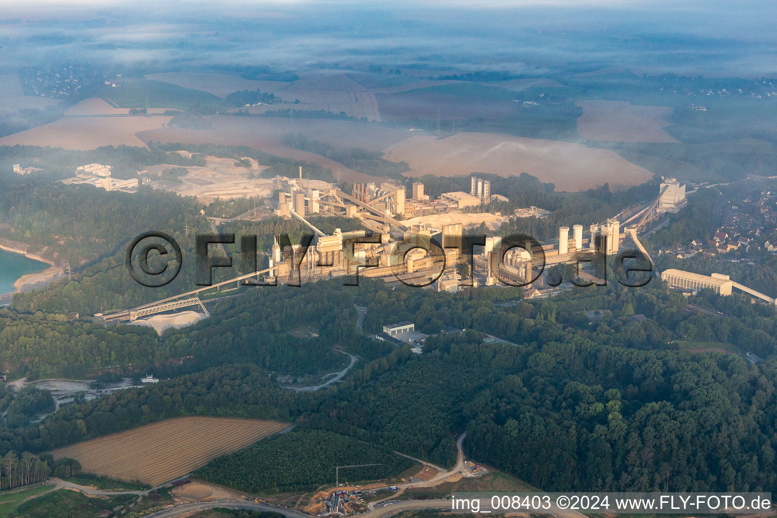 Vue aérienne de Terrains et zones de morts-terrains, exploitation minière à ciel ouvert de ciment et usine de matériaux de construction à le quartier Rohdenhaus in Wülfrath dans le département Rhénanie du Nord-Westphalie, Allemagne