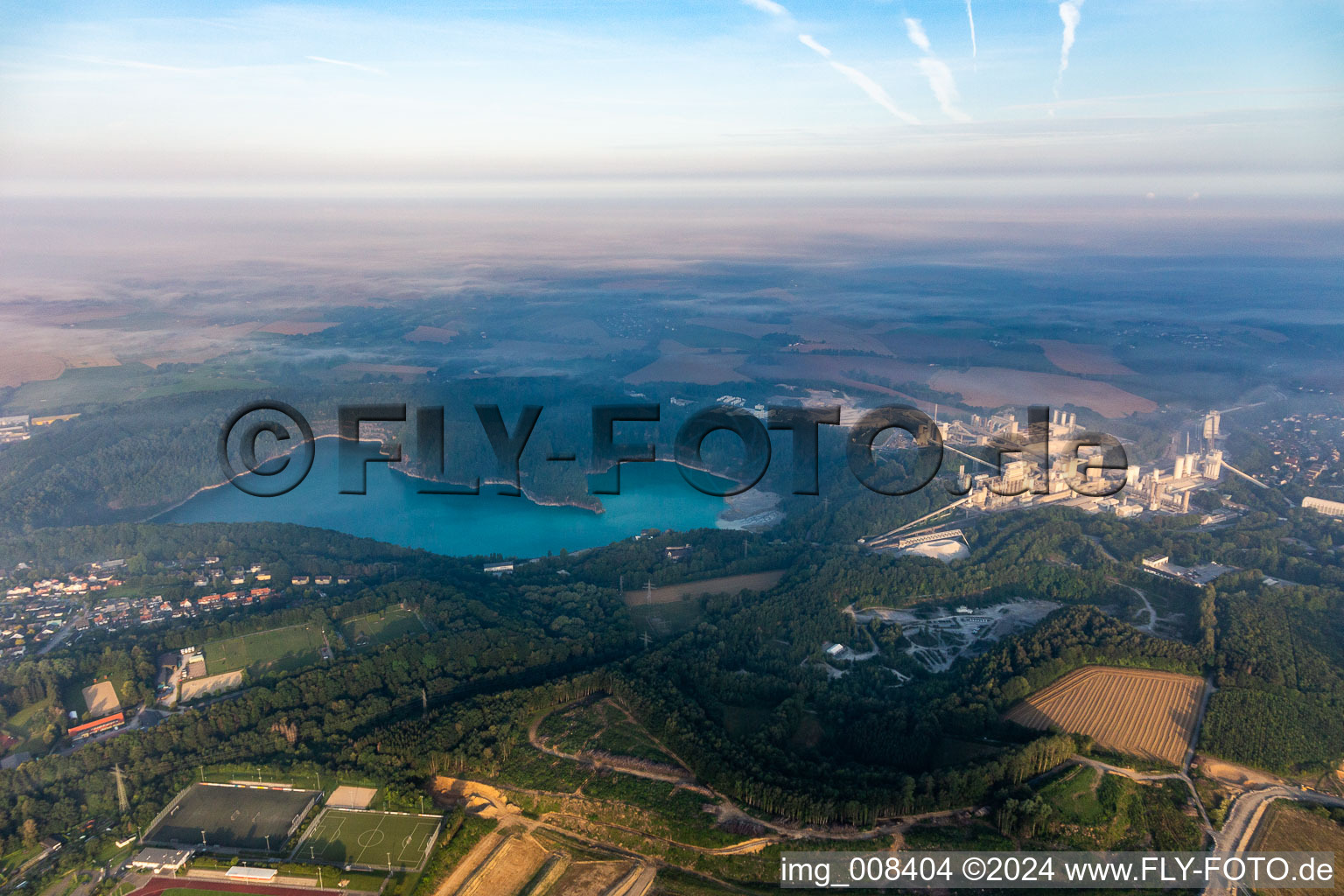 Mine à ciel ouvert Rütkausen de l'usine Lhoist Rheinkalk à Flandersbach à Wülfrath dans le département Rhénanie du Nord-Westphalie, Allemagne vue d'en haut