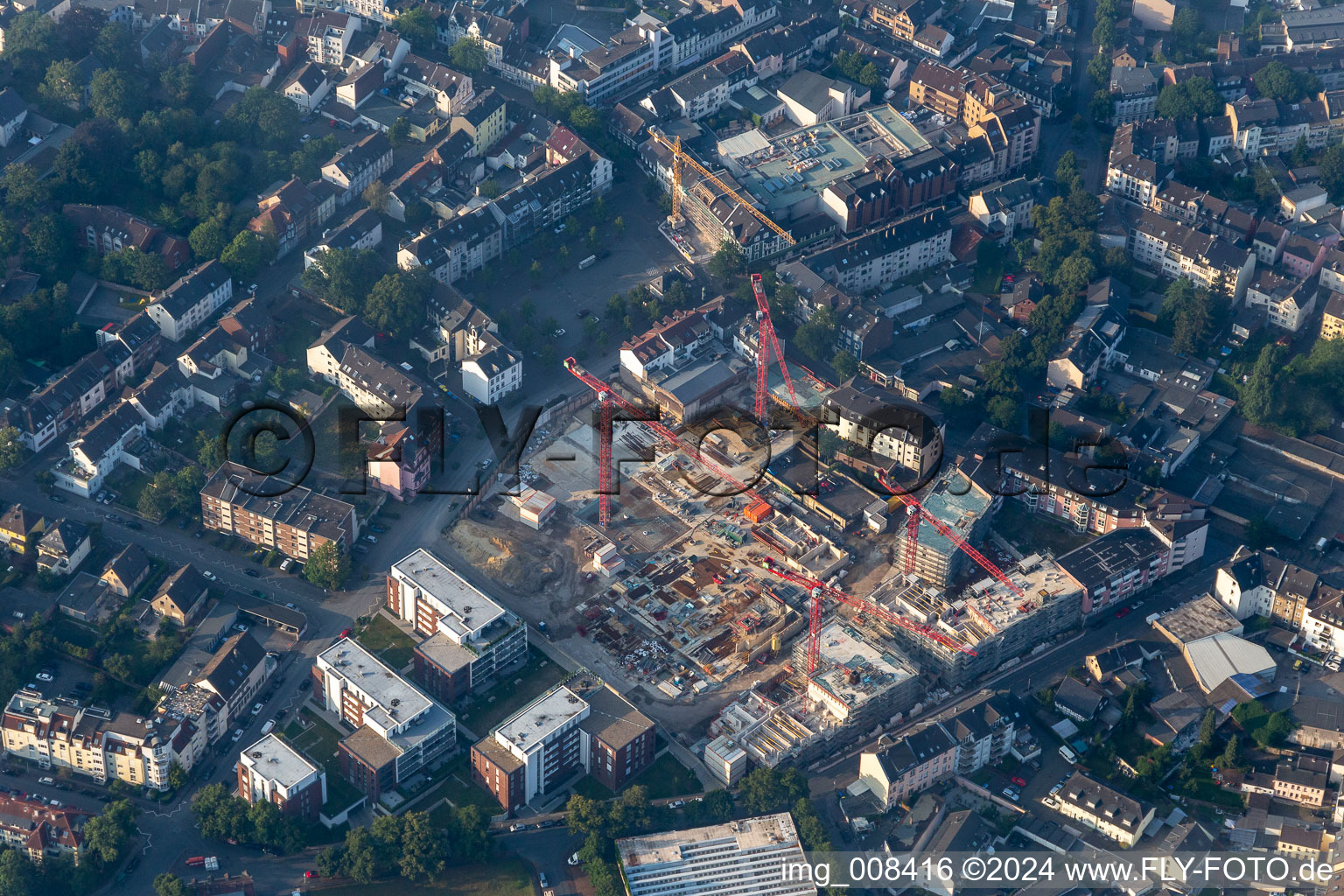 Vue aérienne de Chantier pour la construction d'un nouveau bâtiment résidentiel et commercial multifamilial dans le O-Quartier am Heiligenstock à le quartier Ohligs Mitte in Solingen dans le département Rhénanie du Nord-Westphalie, Allemagne