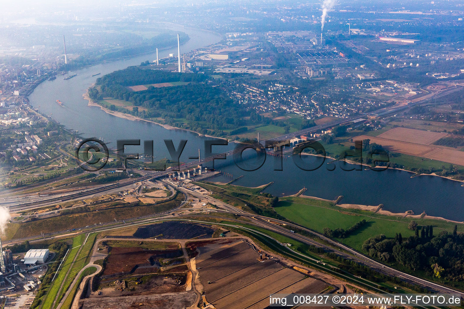 Vue aérienne de Tracé et voies le long du pont de l'autoroute BAB A1 sur le Rhin depuis Leverkusen sur le Rhin devant l'usine automobile Ford dans le quartier de Niehl à le quartier Merkenich in Köln dans le département Rhénanie du Nord-Westphalie, Allemagne