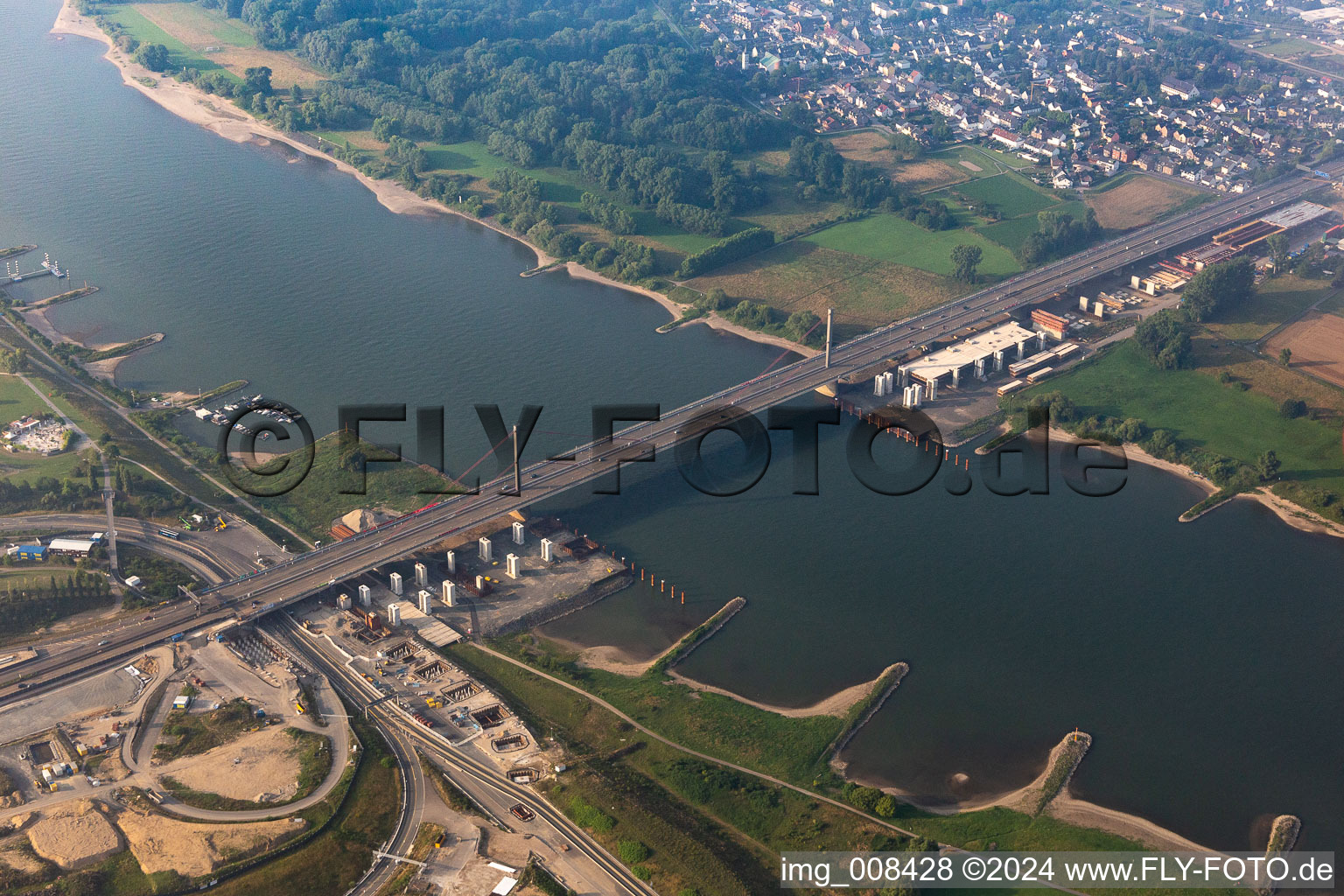 Vue aérienne de Tracé et voies le long du pont de l'autoroute BAB A1 à Leverkusen à le quartier Merkenich in Köln dans le département Rhénanie du Nord-Westphalie, Allemagne