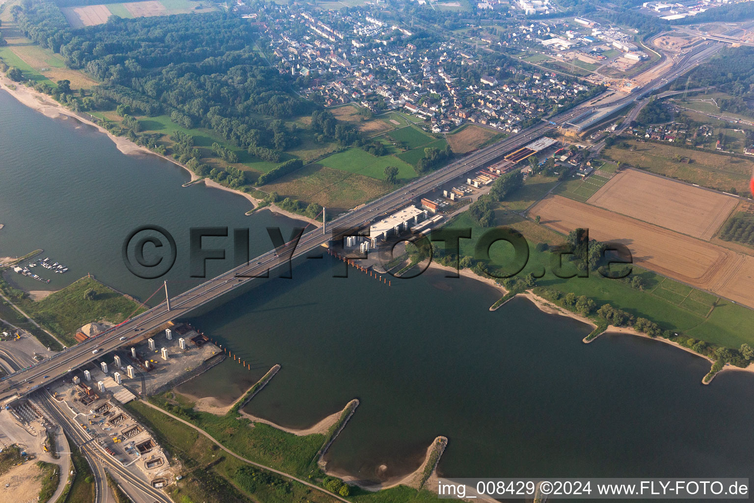 Vue aérienne de Pont sur le Rhin de Leverkusen à le quartier Merkenich in Köln dans le département Rhénanie du Nord-Westphalie, Allemagne