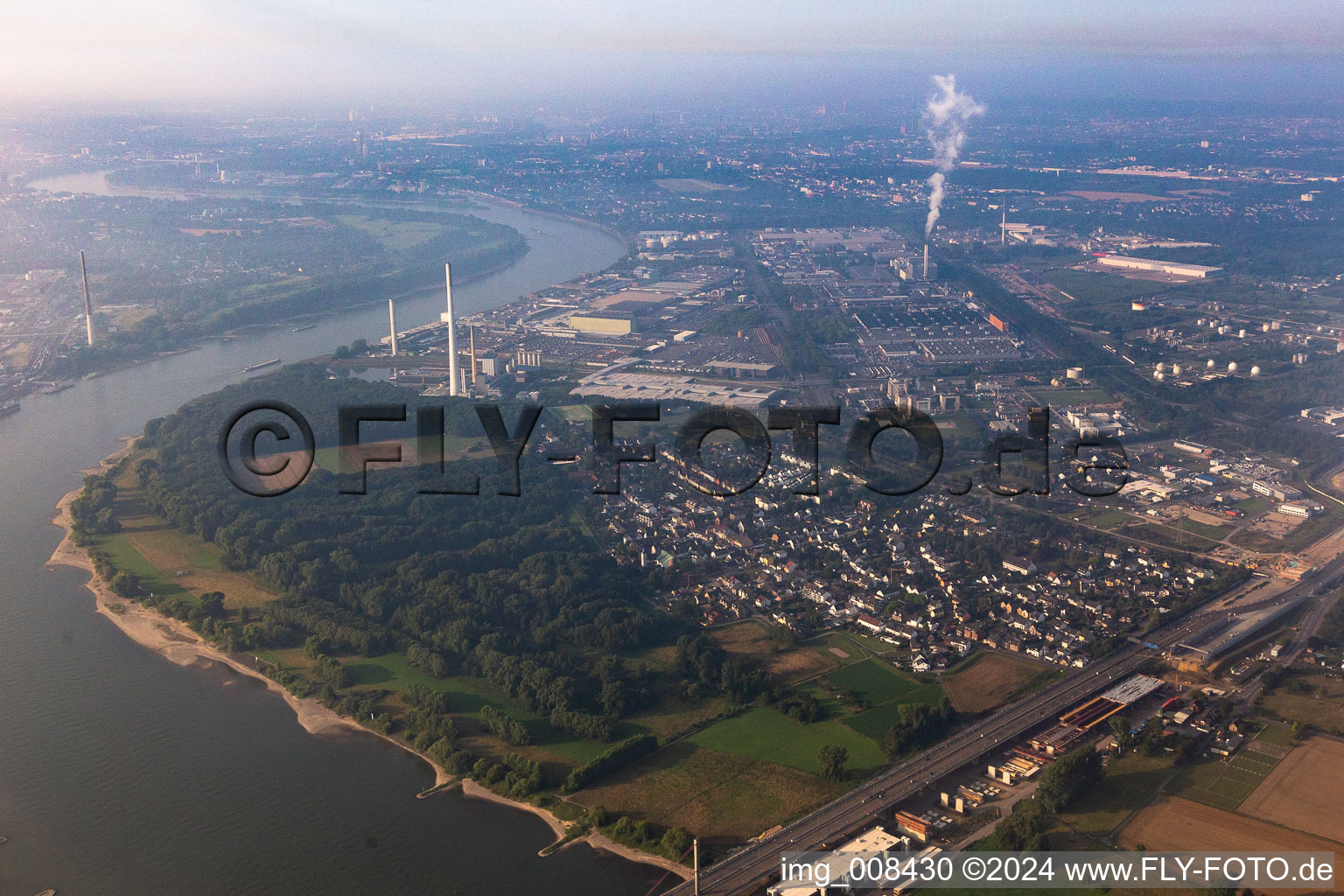 Vue aérienne de Zone industrielle Emdener Straße sur le Rhin à le quartier Merkenich in Köln dans le département Rhénanie du Nord-Westphalie, Allemagne