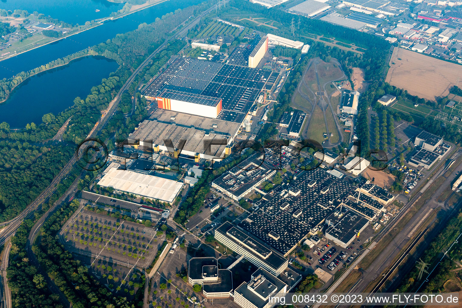 Vue aérienne de Sites de l'usine Ford-Werke GmbH à le quartier Niehl in Köln dans le département Rhénanie du Nord-Westphalie, Allemagne