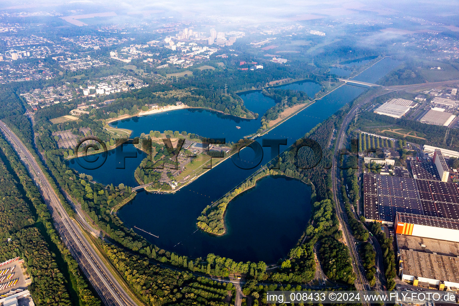 Vue aérienne de Centre sportif de compétition pour cours de régate - Circuit de Fühlinger See à le quartier Fühlingen in Köln dans le département Rhénanie du Nord-Westphalie, Allemagne