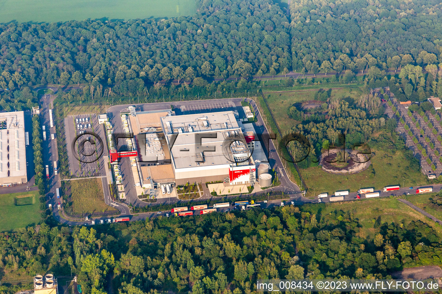 Vue aérienne de Complexe immobilier et terrain du centre logistique REWE Markt GmbH à le quartier Niehl in Köln dans le département Rhénanie du Nord-Westphalie, Allemagne