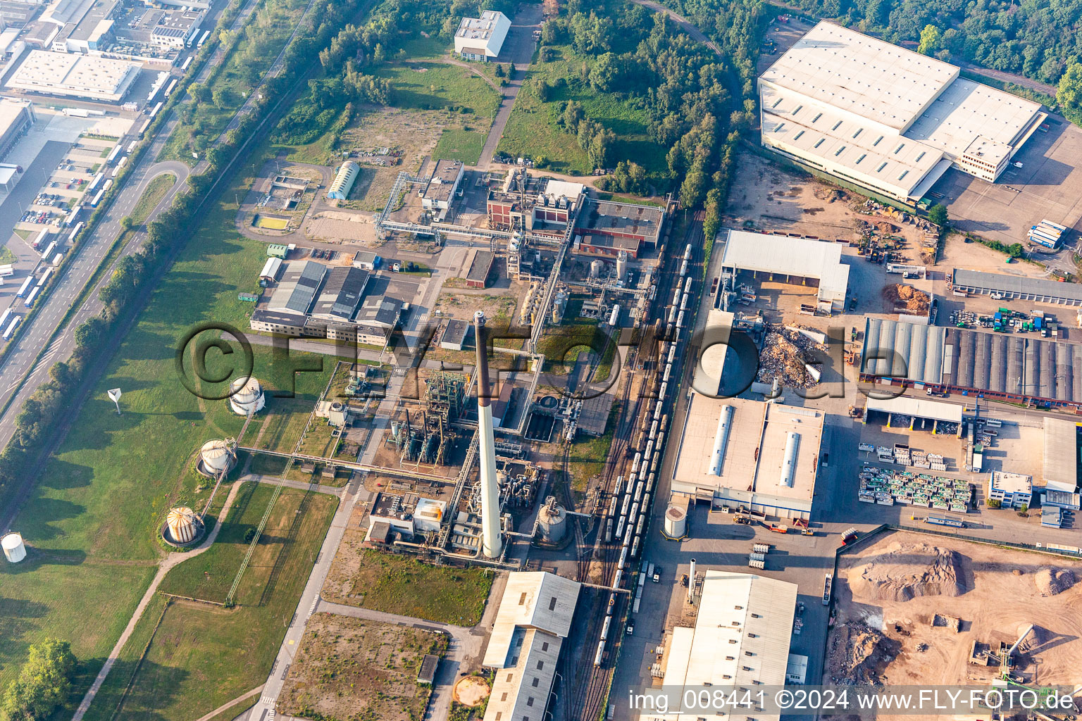 Vue aérienne de Locaux de l'usine du producteur chimique Carbosulf Chemical Works à le quartier Niehl in Köln dans le département Rhénanie du Nord-Westphalie, Allemagne