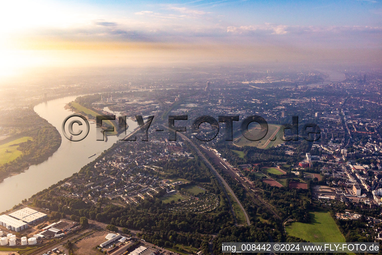 Vue aérienne de Hippodrome à le quartier Weidenpesch in Köln dans le département Rhénanie du Nord-Westphalie, Allemagne