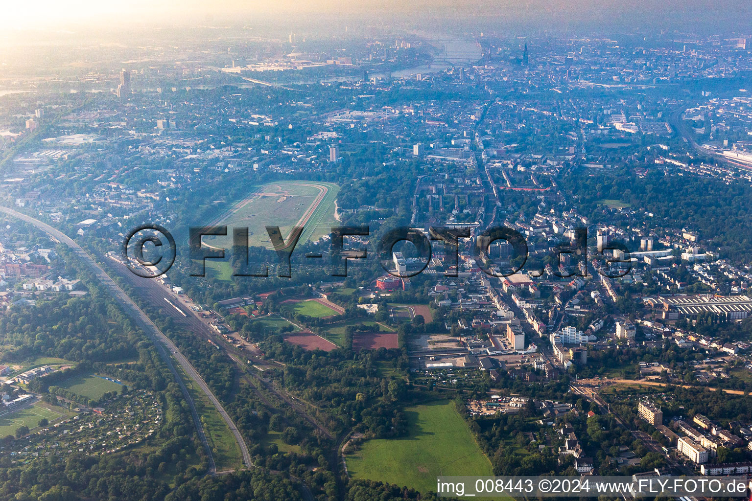 Vue aérienne de Piste de courses de galop à le quartier Weidenpesch in Köln dans le département Rhénanie du Nord-Westphalie, Allemagne